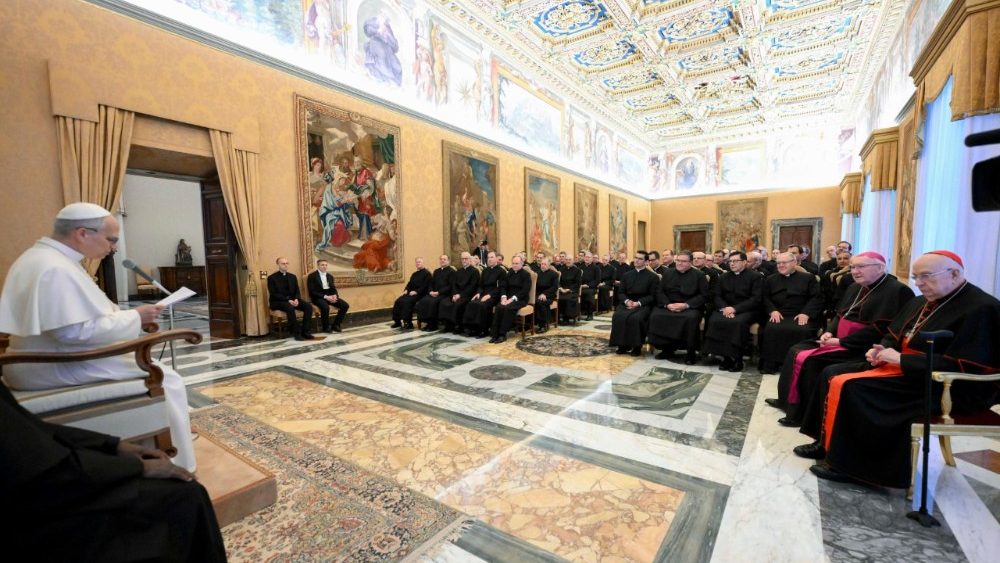 En la vida religiosa la autoridad es servicio, no dominio: papa León XIV
