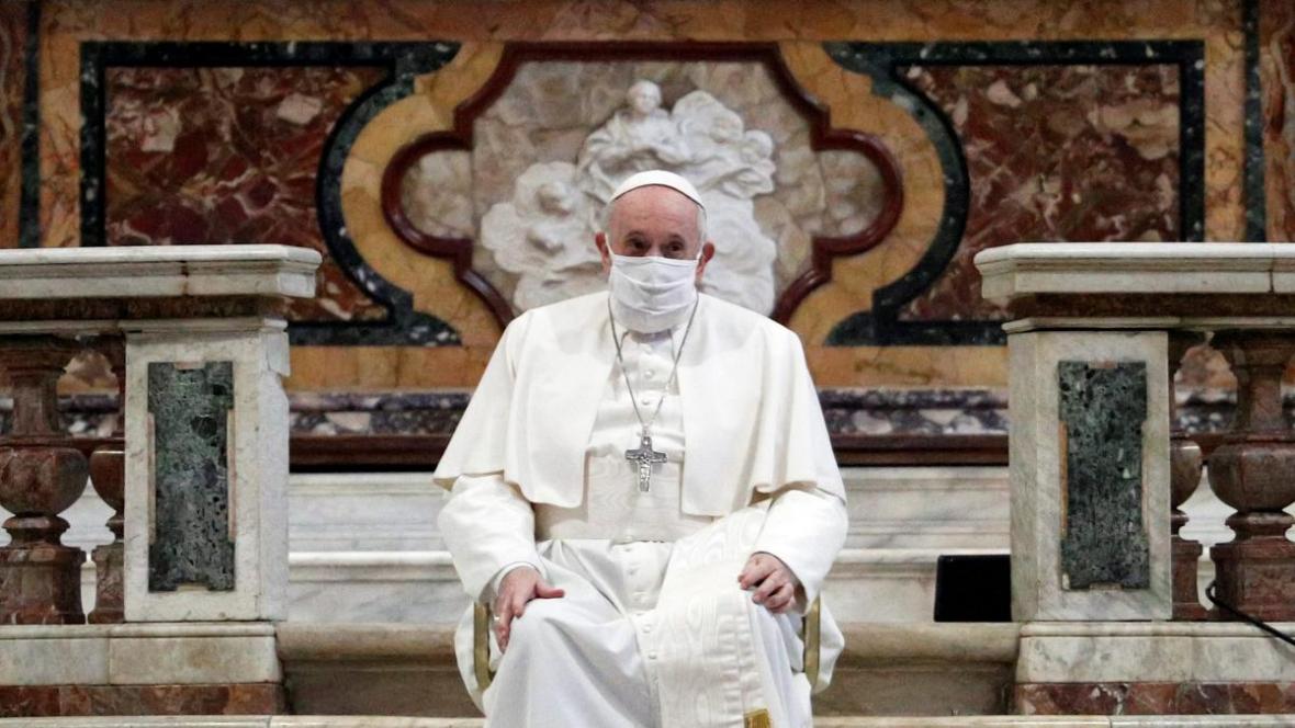 Audiencia papal con mascarilla