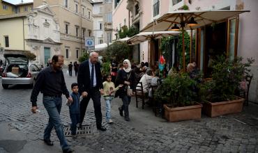 https://arquimedia.s3.amazonaws.com/2/abril-2016/familias-musulmanas-acogidas-francisco-vaticano-lncima20160418-0086-1jpg.jpg